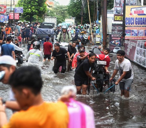 FOTO: Banjir Parah Landa Jalur Penghubung Jakarta-Tangerang, Pemotor Andalkan Jasa Gerobak