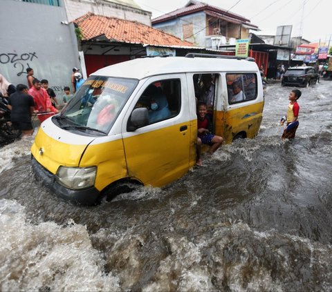 FOTO: Banjir Parah Landa Jalur Penghubung Jakarta-Tangerang, Pemotor Andalkan Jasa Gerobak