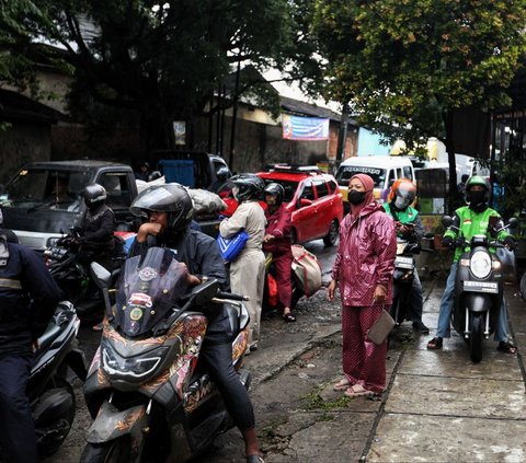 FOTO: Banjir Parah Landa Jalur Penghubung Jakarta-Tangerang, Pemotor Andalkan Jasa Gerobak