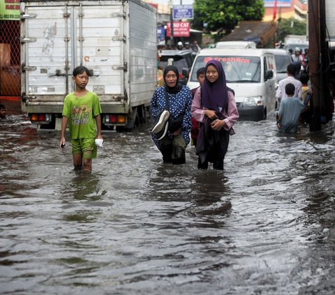 FOTO: Banjir Parah Landa Jalur Penghubung Jakarta-Tangerang, Pemotor Andalkan Jasa Gerobak