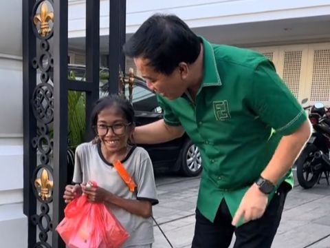 Lucky Fate of a Trash Collector Child Passing in Front of Crazy Rich Pondok Indah HM Fitno's House, Showered with Cash and Rice