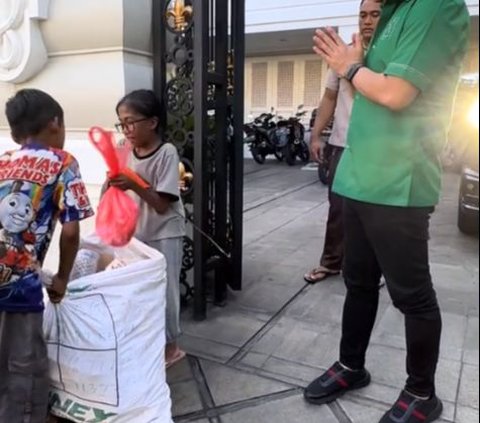Lucky Fate of a Trash Collector Child Passing in Front of Crazy Rich Pondok Indah HM Fitno's House, Showered with Cash and Rice