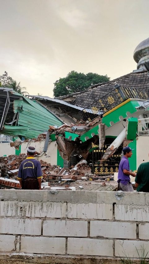 Masjid di Bawean Ambruk akibat Gempa Tuban