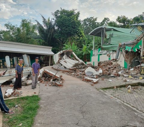 Masjid di Bawean Ambruk akibat Gempa Tuban
