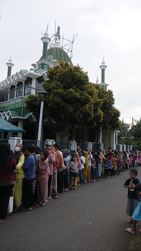 FOTO: Berbagi Berkah Ramadan, Masjid At Taqwa Pondok Kelapa Bagikan Ratusan Takjil Gratis