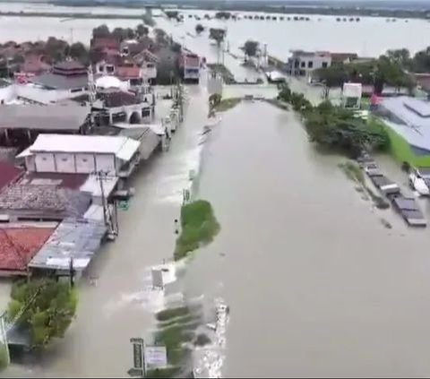 Setelah Jokowi, Giliran Ganjar Pranowo Kunjungi Korban Banjir Demak