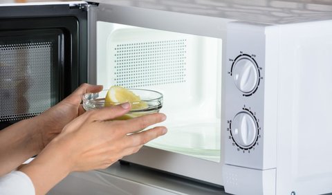 1. Pembersih Alami untuk Microwave<br>