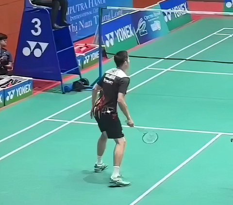 Rare but Embarrassing Moments in Badminton! Shuttlecock Player Experiences Unfortunate Incidents Twice: Getting Stuck and Breaking Racket While Smashing