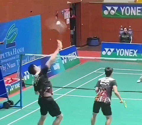 Rare but Embarrassing Moments in Badminton! Shuttlecock Player Experiences Unfortunate Incidents Twice: Getting Stuck and Breaking Racket While Smashing