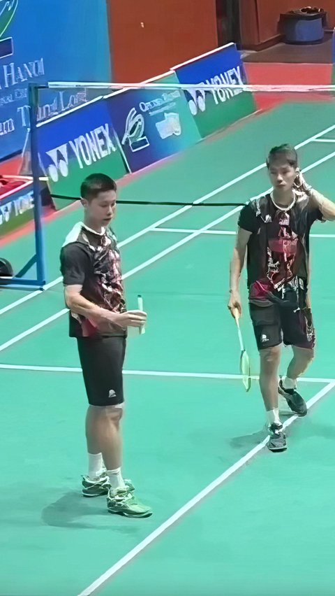 Rare but Embarrassing Moments in Badminton! Shuttlecock Player Experiences Unfortunate Incidents Twice: Loose Racquet String and Broken Racquet During Smash.