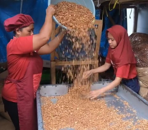 Pemuda 20 Tahun Ini Tak Kenal Gengsi, Lulus SMA Langsung Terjun Bisnis Bawang Goreng dan Kini Tinggal Menikmati Hasil