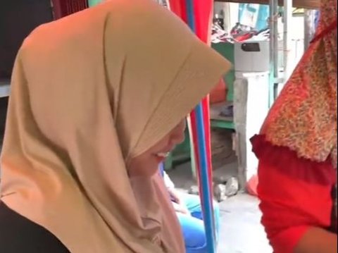 Viral Action of Non-Muslim Woman Wearing Hijab to Buy Takjil in Bulk, Making People Laugh
