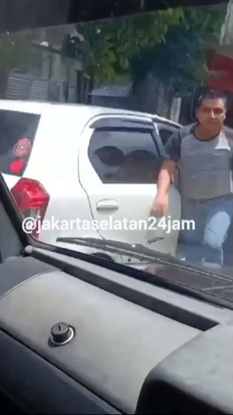 Viral Pengemudi Koboi Acungkan Diduga Pistol di Mampang Jaksel, Polisi Kejar Pelaku