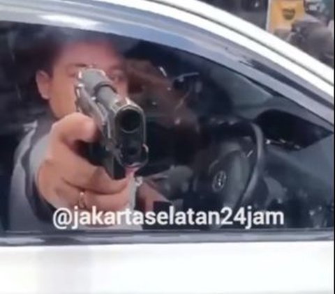 Viral Pengemudi Koboi Acungkan Diduga Pistol di Mampang Jaksel, Polisi Kejar Pelaku