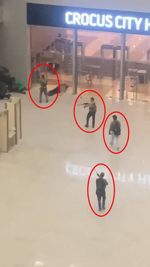 Dalam rekaman video tersebut sekelompok pria bersenjata (dalam lingkaran merah) berjalan memasuki ruang utama Crocus City Hall dengan mengarahkan senapan laras panjangnya ke arah orang-orang di lokasi tersebut. Foto: REUTERS