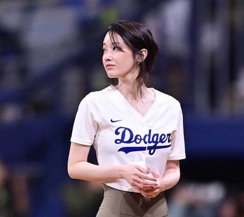 Portraits of Actress Jeon Jong Seo Went Viral for Her First Pitch at