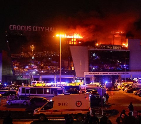 Situasi Gedung Konser Crocus City Hall, Moskow, Rusia, mencekam setelah sekelompok pria bersenjata melancarkan aksi penembakan massal, pada Jumat (22/3/2024). Foto-foto yang diperoleh Reuters memperlihatkan gedung itu terbakar, dengan kepulan asap besar membubung di langit malam. REUTERS/Yulia Morozova