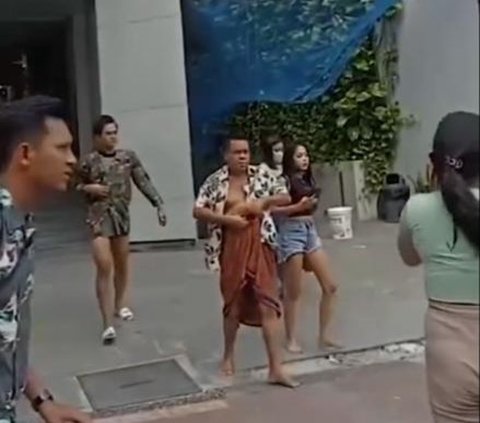Surabaya Shaken by Earthquake, Hotel Guests Fleeing, Captivated by Sarong-wearing Men and Green-shirted Guy
