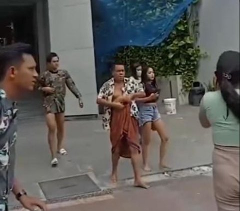Surabaya Shaken by Earthquake, Hotel Guests Fleeing, Captivated by Sarong-wearing Men and Green-shirted Guy