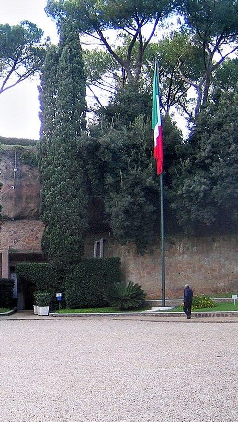 Pembantaian Ardeatine atau Pembantaian Fosse Ardeatine adalah pembunuhan massal terhadap 335 warga sipil dan tahanan politik yang dilakukan di Roma pada tanggal 24 Maret 1944 oleh pasukan pendudukan Jerman selama Perang Dunia Kedua sebagai pembalasan terhadap Serangan Via Rasella di Roma Tengah terhadap Resimen Polisi SS Bozen sehari sebelumnya.