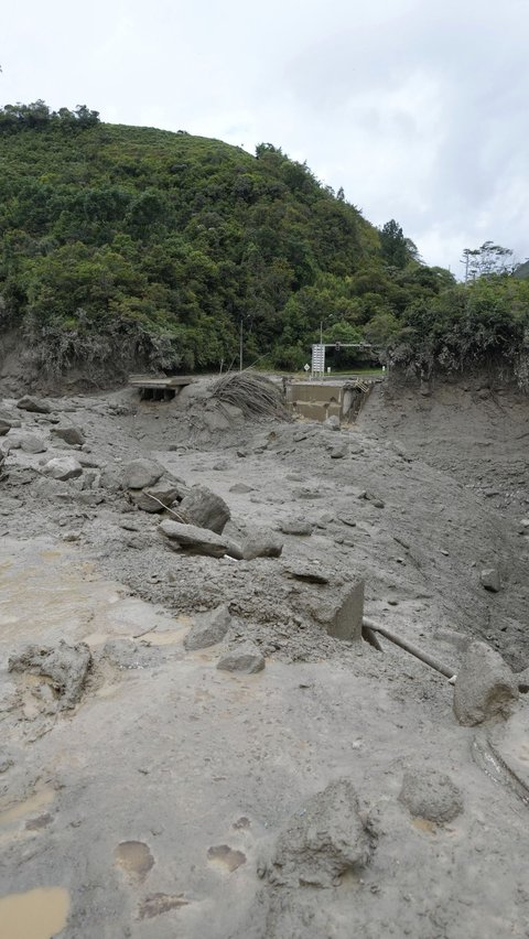 Lumpur Menyembur di Bledug Cangkring Grobogan, Terkait Gempa Tuban?