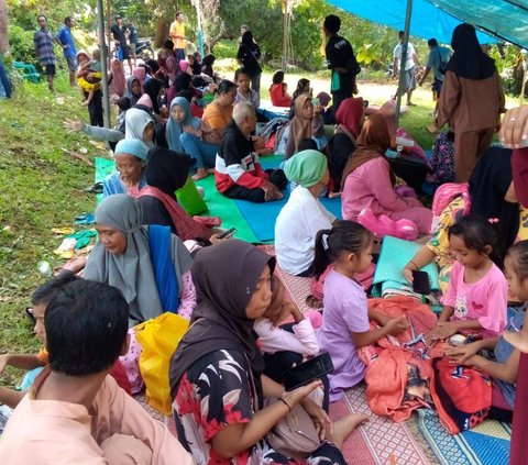 Dihantui Gempa Susulan, Warga Bawean Takut Tinggal di Rumah