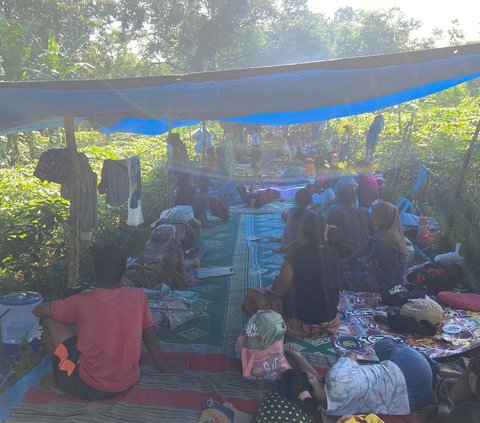 Dihantui Gempa Susulan, Warga Bawean Takut Tinggal di Rumah