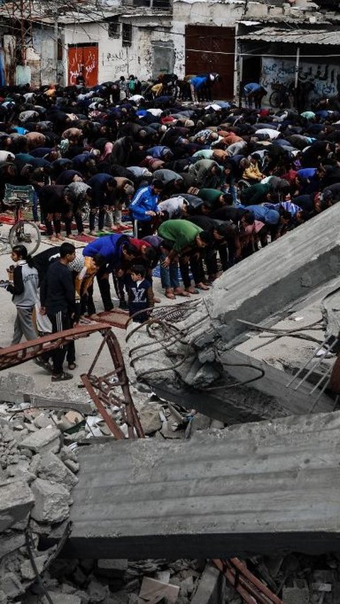 FOTO: Keteguhan Muslim Palestina Laksanakan Salat Jumat di Reruntuhan Masjid yang Dibombardir Israel