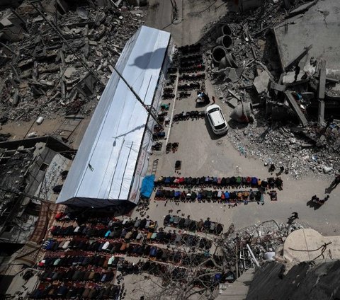 FOTO: Keteguhan Muslim Palestina Laksanakan Salat Jumat di Reruntuhan Masjid yang Dibombardir Israel