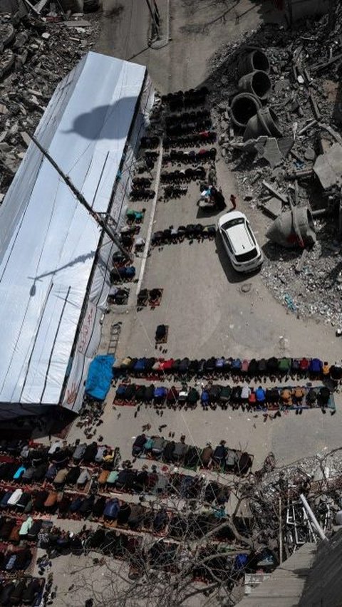 Bukan hanya masjid, Kementerian juga mencatat kerusakan sejumlah gereja, termasuk Gereja Ortodoks Yunani Santo Porphyrius yang bersejarah, gedung Komite Zakat, madrasah, serta kantor Bank Wakaf Islam. Mohammed Abed/AFP