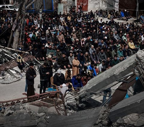 FOTO: Keteguhan Muslim Palestina Laksanakan Salat Jumat di Reruntuhan Masjid yang Dibombardir Israel