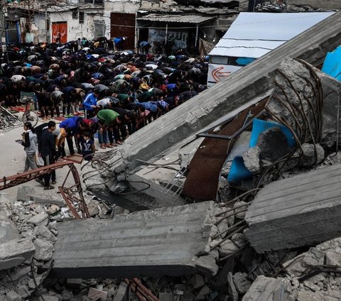 FOTO: Keteguhan Muslim Palestina Laksanakan Salat Jumat di Reruntuhan Masjid yang Dibombardir Israel