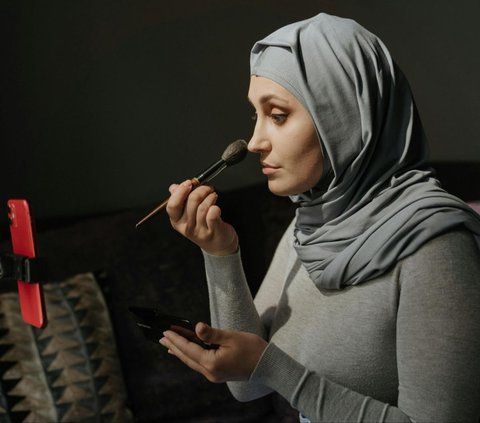 5 Tips Sederhana Tetap Cantik saat Lebaran, Makeup Flawless Tanpa Luntur ke Hijab