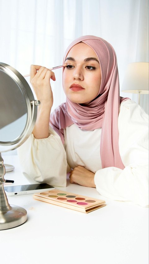 Mempertahankan penampilan cantik saat Lebaran tanpa makeup yang luntur ke hijab memang bisa menjadi tantangan.