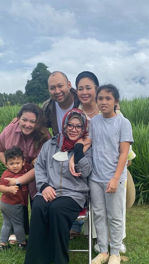 Anak-anak Soeharto juga kerap berkumpul bersama. Tak hanya anak-anaknya, cucu-cucu Soeharto juga ikut berkumpul. Tampak keluarga Titiek dan Tutut sedang berkumpul menghabiskan waktu bersama.