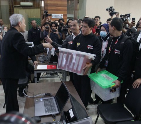 Tim hukum dari Tim Pemenangan Nasional (TPN) Ganjar Pranowo-Mahfud Md resmi mendaftarkan gugatan permohonan perkara Perselisihan Hasil Pemilihan Umum (PHPU) 2024. TPN tiba di Mahkamah Konstitusi (MK) pada Sabtu (23/3/2024) sekitar pukul 16.50 WIB. Merdeka.com/Imam Buhori<br>