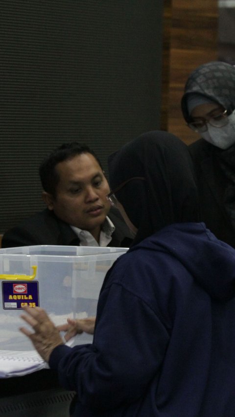Tim hukum TPN Ganjar-Mahfud juga meminta ada pemungutan suara ulang di seluruh TPS dan meminta KPU membatalkan penetapan yang menyatakan Prabowo-Gibran meraih suara tertinggi. Merdeka.com/Imam Buhori<br>
