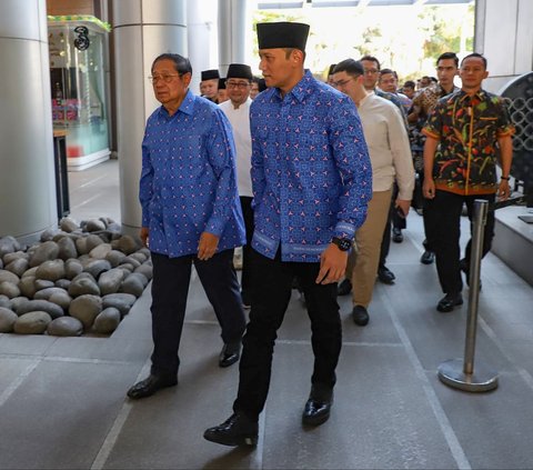 Presiden ke-6 RI yang juga Ketua Majelis Tinggi Partai Demokrat, Susilo Bambang Yudhoyono (SBY), dan Ketua Umum Partai Demokrat Agus Harimurti Yudhoyono (AHY) menghadiri acara Silaturahmi dan Buka Puasa Bersama Partai Demokrat di Hotel Four Seasons, Jakarta, Sabtu (23/3/2024).  Merdeka.com/Arie Basuki