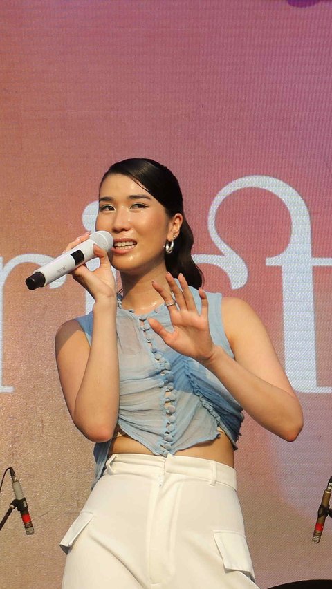 Christie tampil menyemarakkan salah satu panggung musik KapanLagi Buka Bareng BRI Festival 2024. (Liputan6.com/Herman Zakharia)