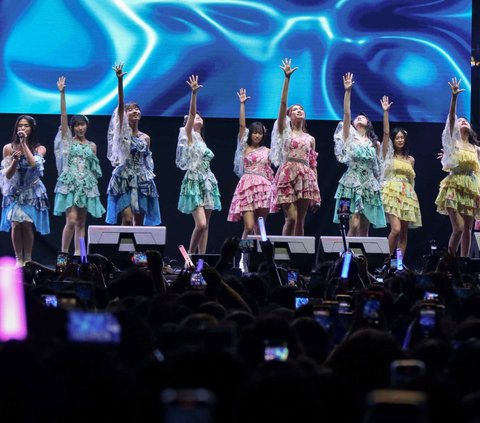 Idol grup JKT48 tampil memukau dalam acara KapanLagi Buka Bareng BRI Festival 2024 di Plaza Timur Senayan, Jakarta, Sabtu (23/3/2024). (Liputan6.com/Herman Zakharia)