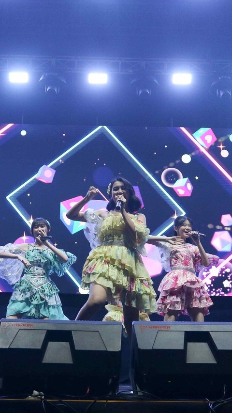 Member JKT48 tampil enerjik dan memukau di panggung musik KapanLagi Buka Bareng BRI Festival 2024. (Liputan6.com/Herman Zakharia)