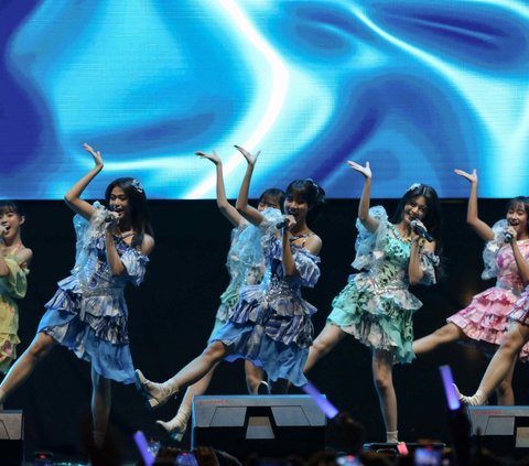 FOTO: Aksi JKT48 Guncang Panggung KapanLagi Buka Bareng BRI Festival 2024