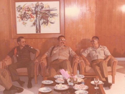 Potret Lawas Kapolri ke-9 Jenderal Anton Soedjarwo Bertemu Pejabat TNI, Ngobrol Santai Bangun Sinergitas