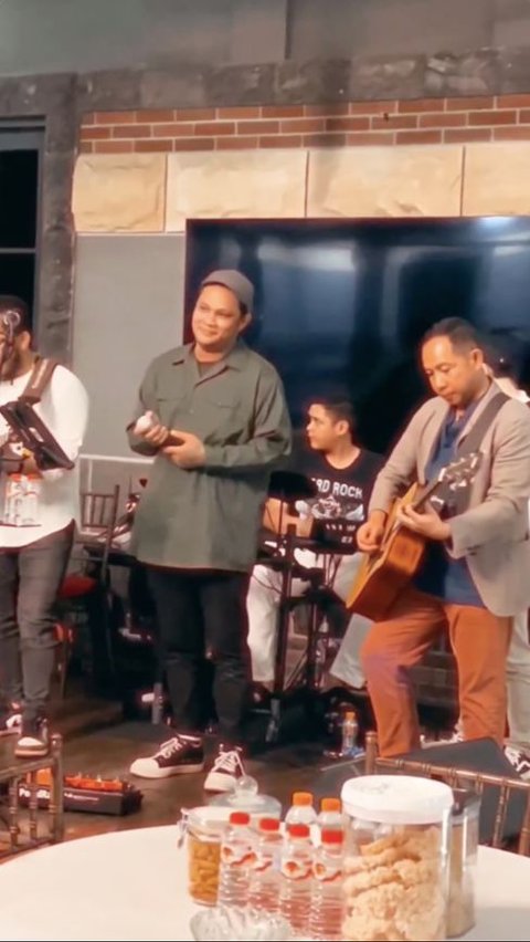 Momen Asyik Panglima TNI Main Gitar dan Putranya Gebuk Drum, Iringi Virgoun Nyanyi jadi Sorotan<br>