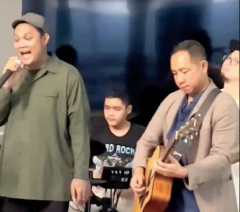 Momen Asyik Panglima TNI Main Gitar dan Putranya Gebuk Drum, Iringi Virgoun Nyanyi jadi Sorotan