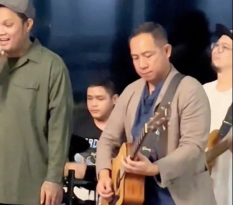 Momen Asyik Panglima TNI Main Gitar dan Putranya Gebuk Drum, Iringi Virgoun Nyanyi jadi Sorotan