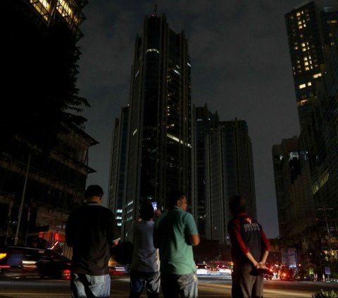Ibu kota Jakarta kembali melakukan Earth Hour, pemadaman lampu selama 90 menit pada hari Sabtu (23/3/2024) malam. Foto: Liputan6.com / Herman Zakharia