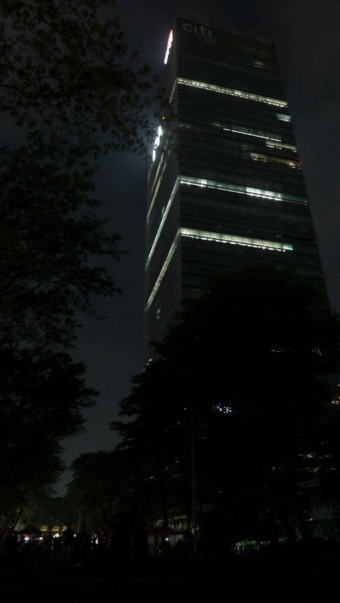 Selama Earth Hour, beberapa gedung perkantoran dan landmark terkenal di Jakarta juga ikut mematikan lampu. Foto: Liputan6.com / Herman Zakharia<br>