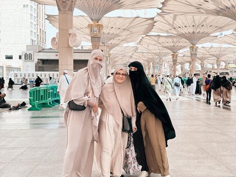 MasyaAllah! 8 Foto Paula Verhoeven Tampil Bercadar saat Umrah ke Tanah Suci di Bulan Ramadan, Bikin Pangling