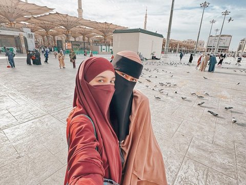 MasyaAllah! 8 Foto Paula Verhoeven Tampil Bercadar saat Umrah ke Tanah Suci di Bulan Ramadan, Bikin Pangling